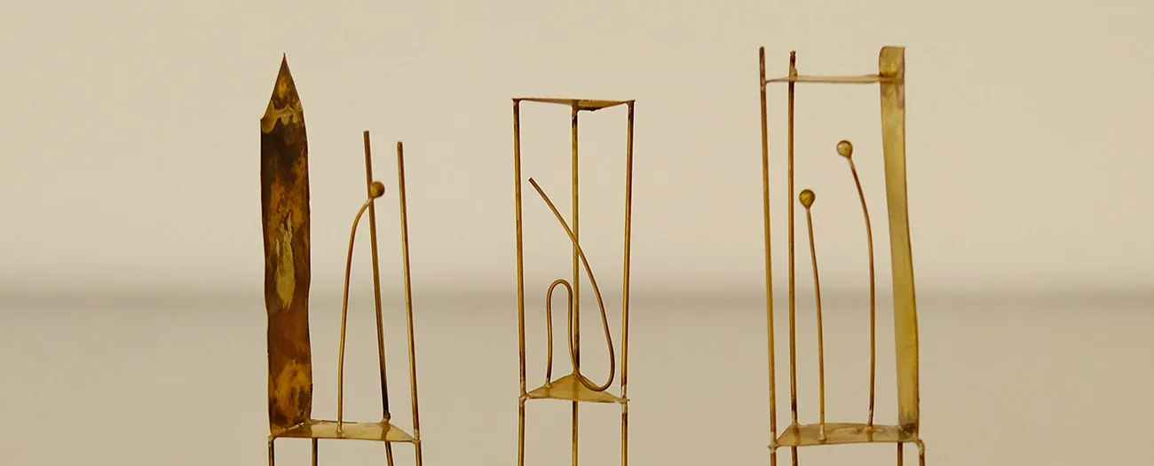 Installation abstraite composée de formes métalliques verticales