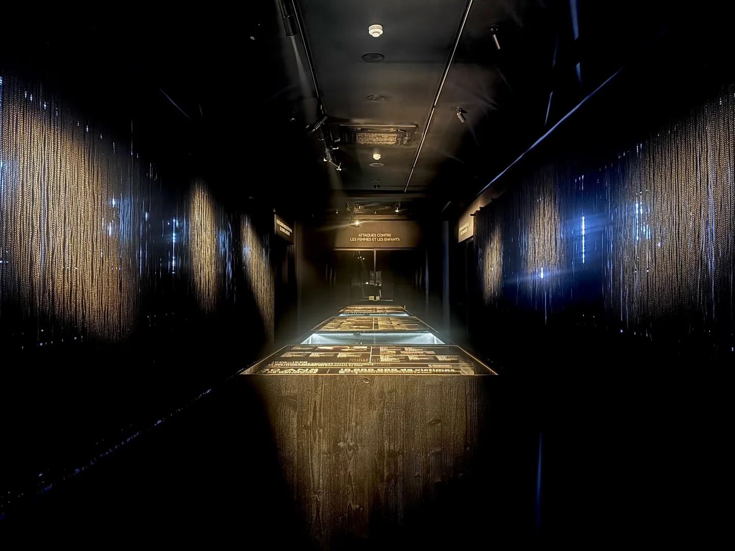 Vue d’une salle du Mémorial du Genocost consacrée au parcours de mémoire.