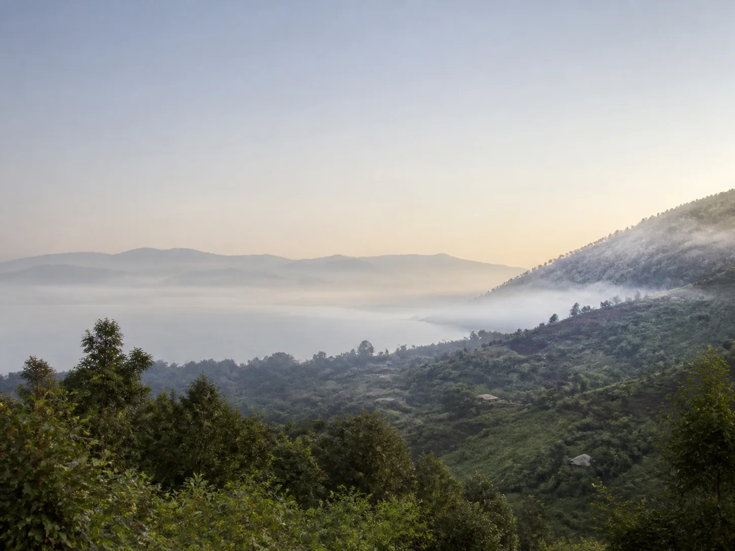 Paysage de médiation évoquant les reliefs et les lacs de l’Est de la RDC