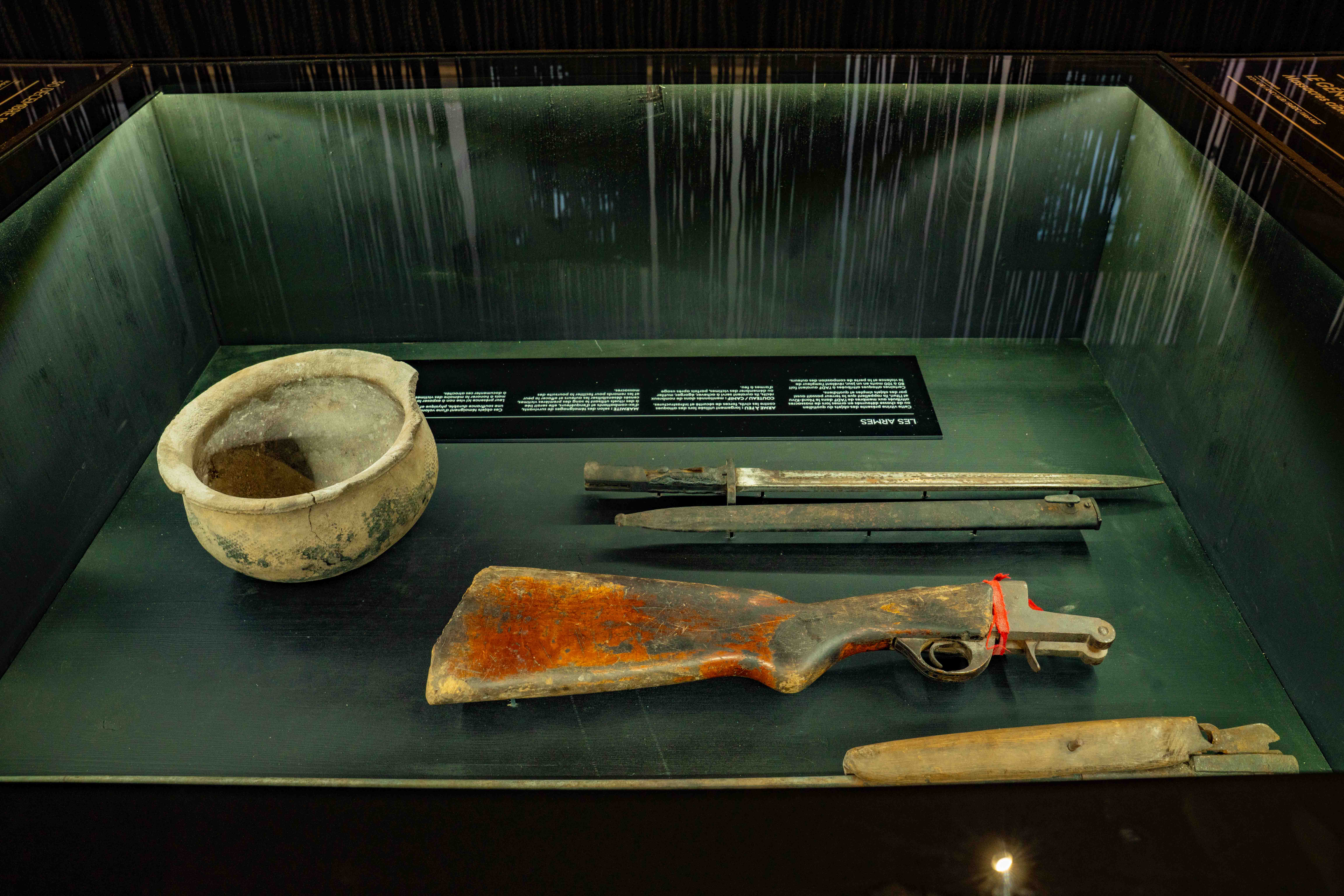 Vitrine présentant des objets et des armes conservés dans l’exposition