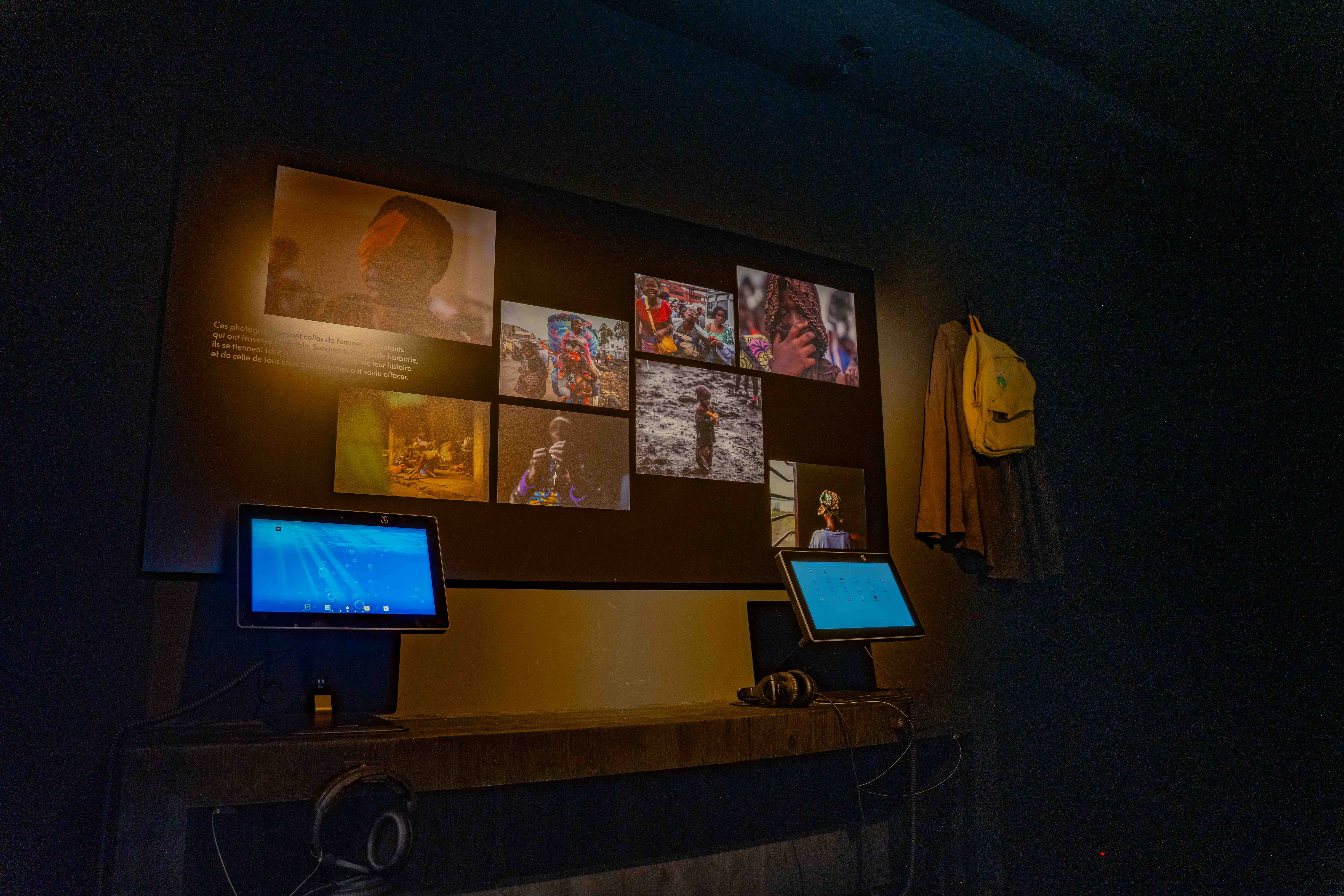 Dispositifs numériques et photographies dans l’exposition permanente