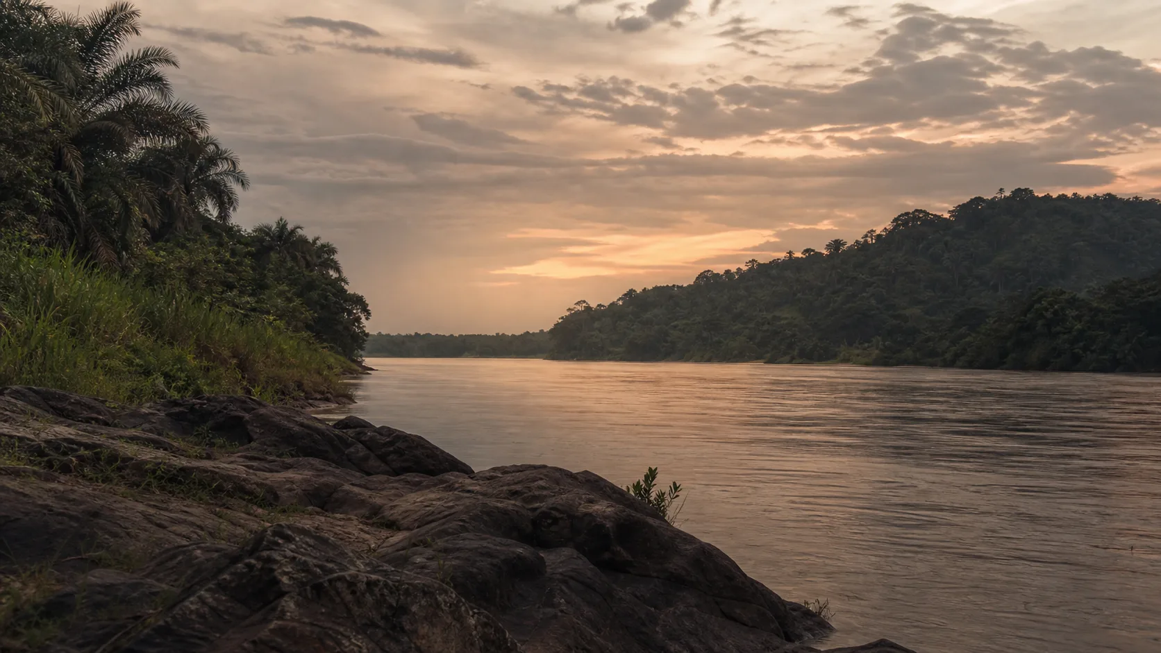 Paysage fluvial de la République démocratique du Congo au crépuscule.