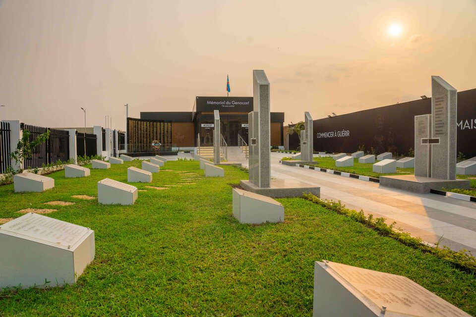 Stèles du parcours extérieur devant le Mémorial du Genocost