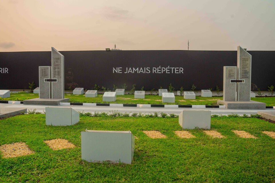 Mur du Mémorial du Genocost portant l’inscription Ne jamais répéter
